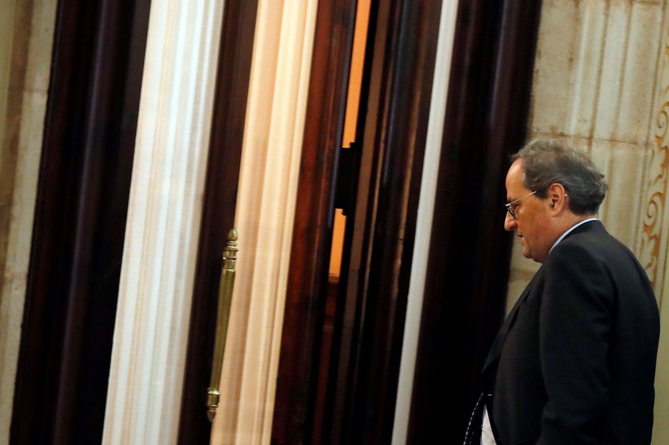 El presidente de la Generalitat, Quim Torra, en los pasillos del Parlament. (EFE)