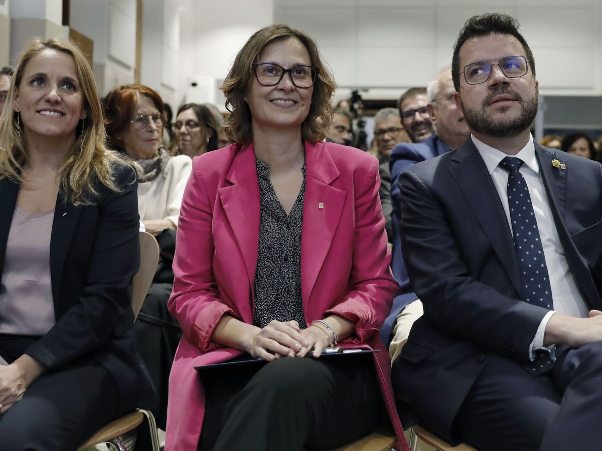 Foto: La 'consellera' de Economía, Natalia Mas, con Meritxell Serret (centro) y Pere Aragonès. (EFE/Andreu Dalmau)