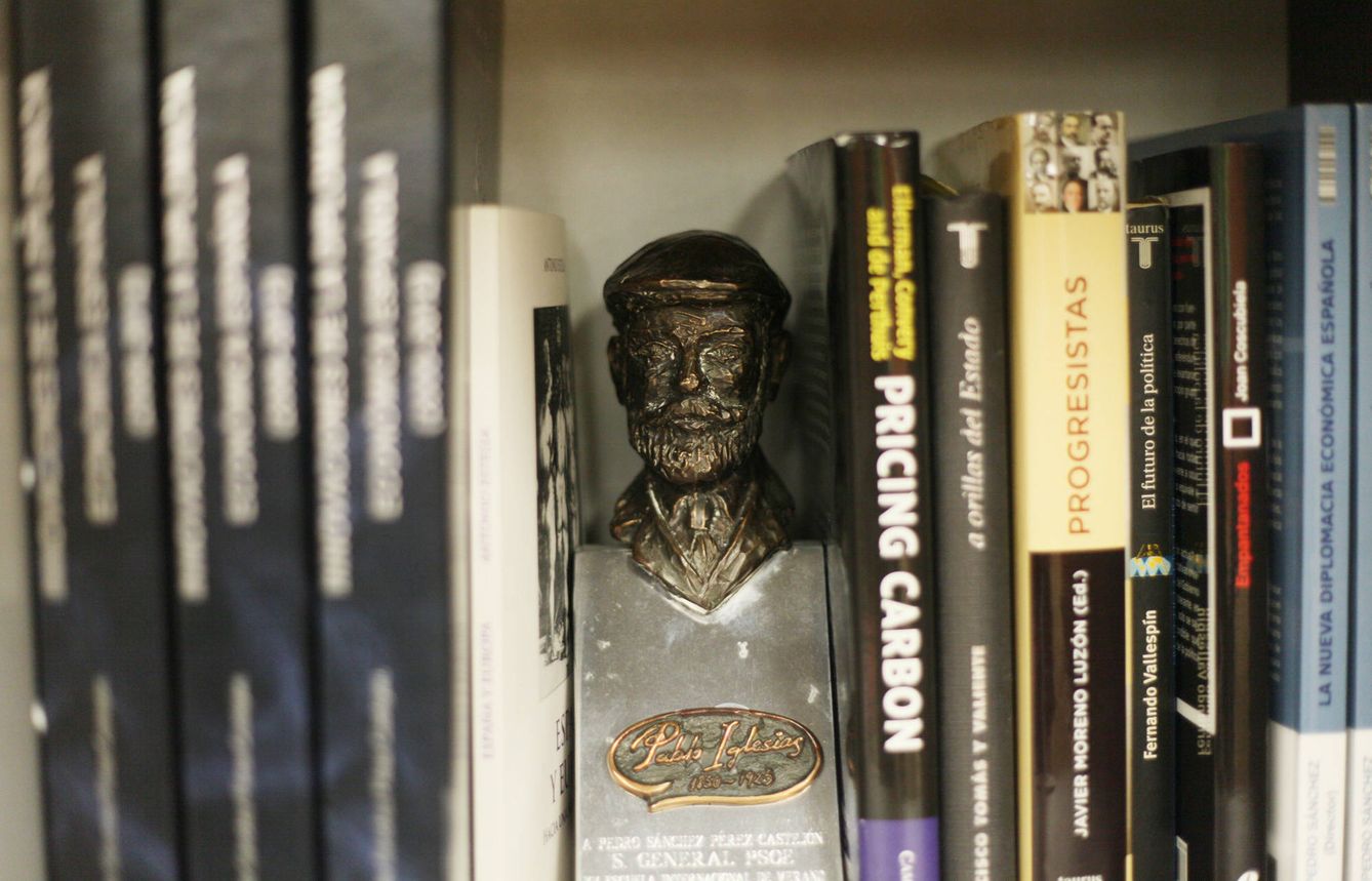 Un busto de Pablo Iglesias, fundador del PSOE, sirve como apoyo de los libros que guarda en su despacho de Ferraz Pedro Sánchez. (Enrique Villarino)