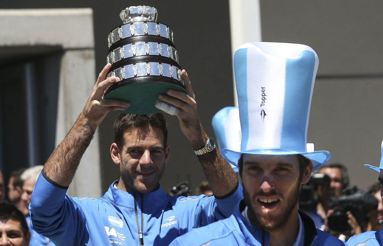 Leonardo Mayer (d) y Juan Martín del Potro (i) celebran la Copa Davis ganada por Argentina. (EFE)