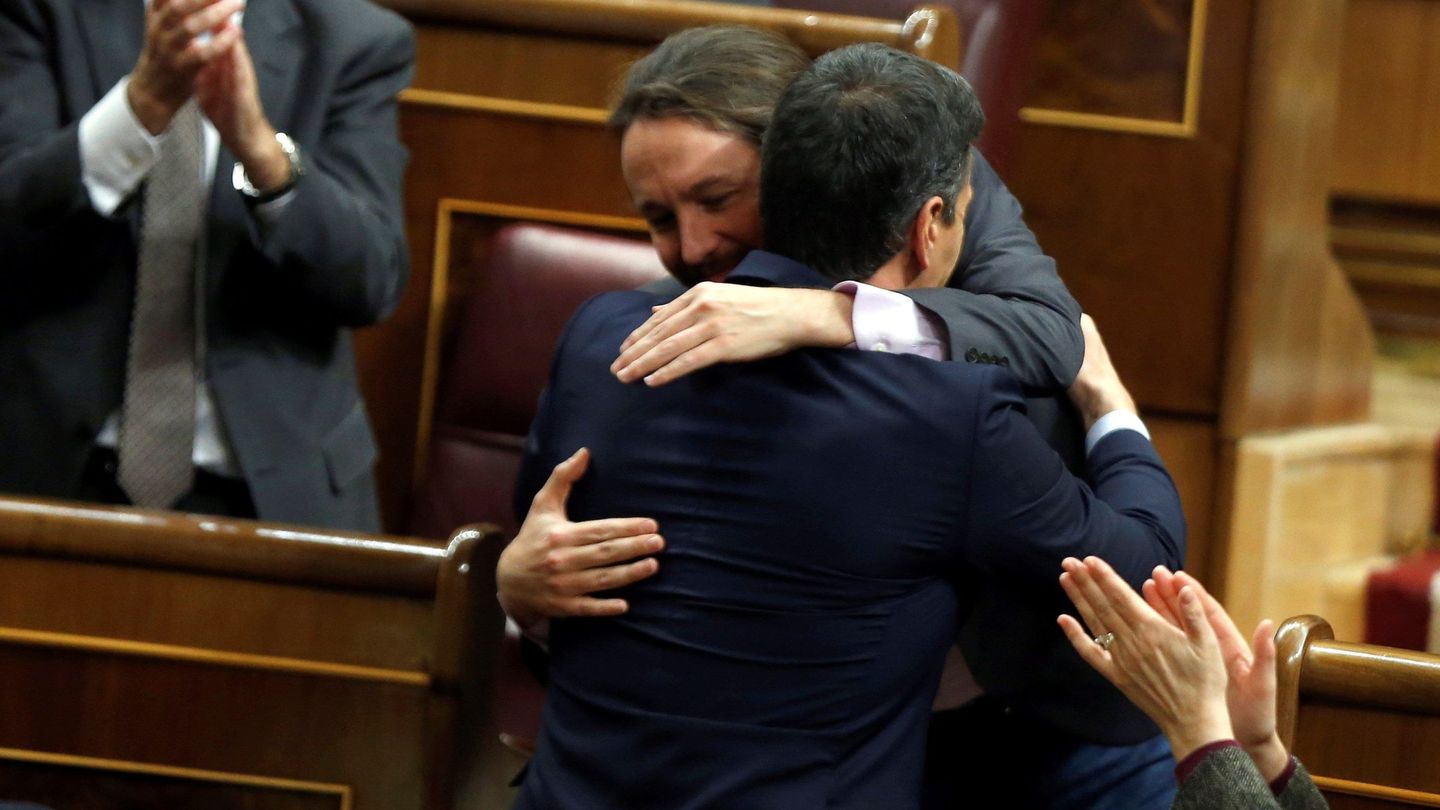 Pedro Sánchez abraza a Pablo Iglesias, futuro vicepresidente del Gobierno, este 4 de enero en el pleno del Congreso. (EFE)