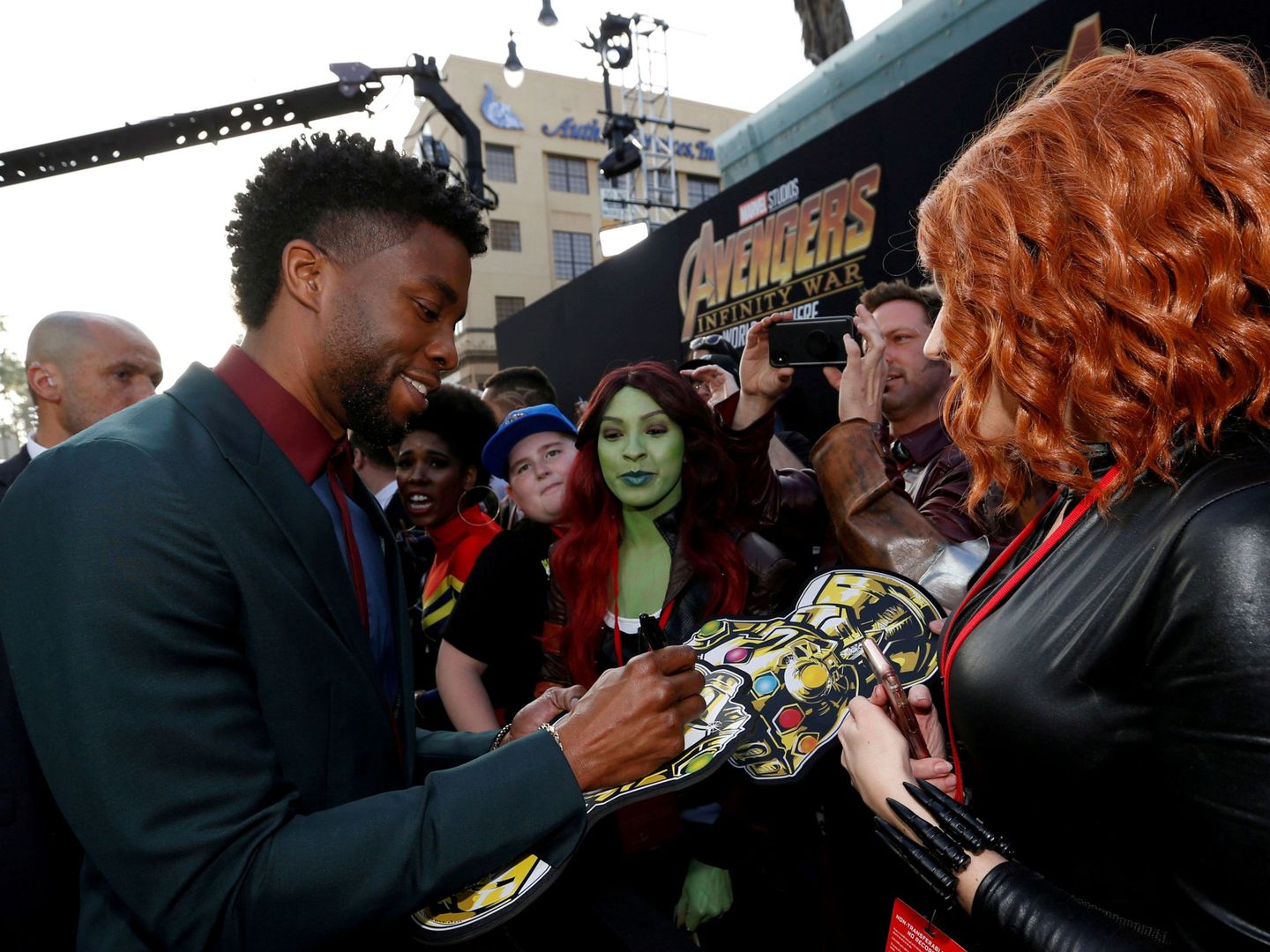 Chadwick Boseman firmando autógrafos. (Reuters)