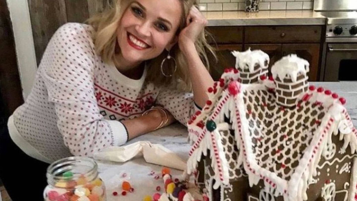 Reese Witherspoon con su casita de jengibre. (Instagram @reesewitherspoon)