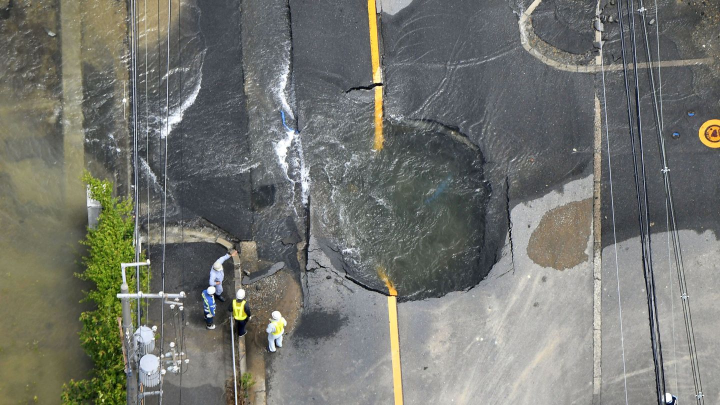 Los daños causados en una carretera por el terremoto en Japón. (Reuters)