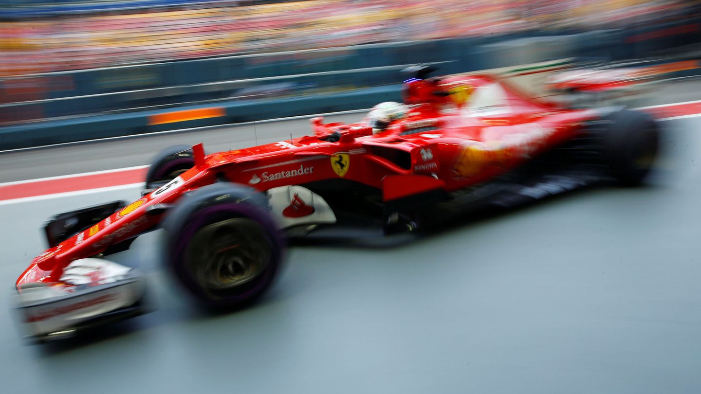 Sebastian Vettel, entrando a boxes durante los entrenamientos libres 1. (Reuters)
