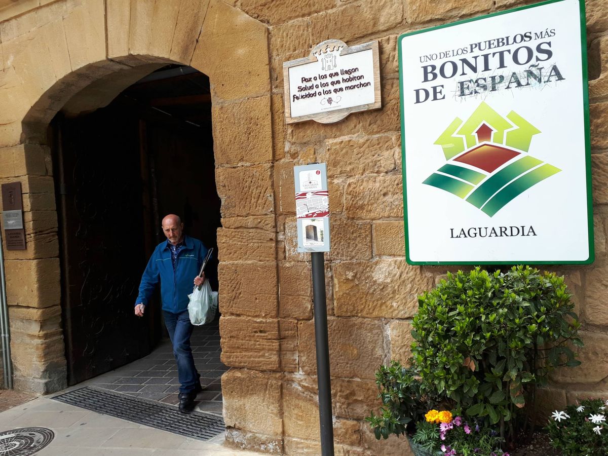 Foto: Un cartel a la entrada del casco histórico de Laguardia, el único lugar del País Vasco donde no han ganado ni PNV ni Bildu en estas elecciones. (J. M. A.)