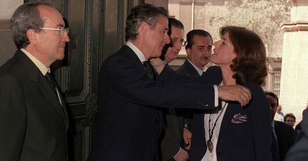Foto: Miguel Blesa saluda a Ana Botella en el funeral de la madre del expresidente de Caja Madrid. (Enrique/Ideal)