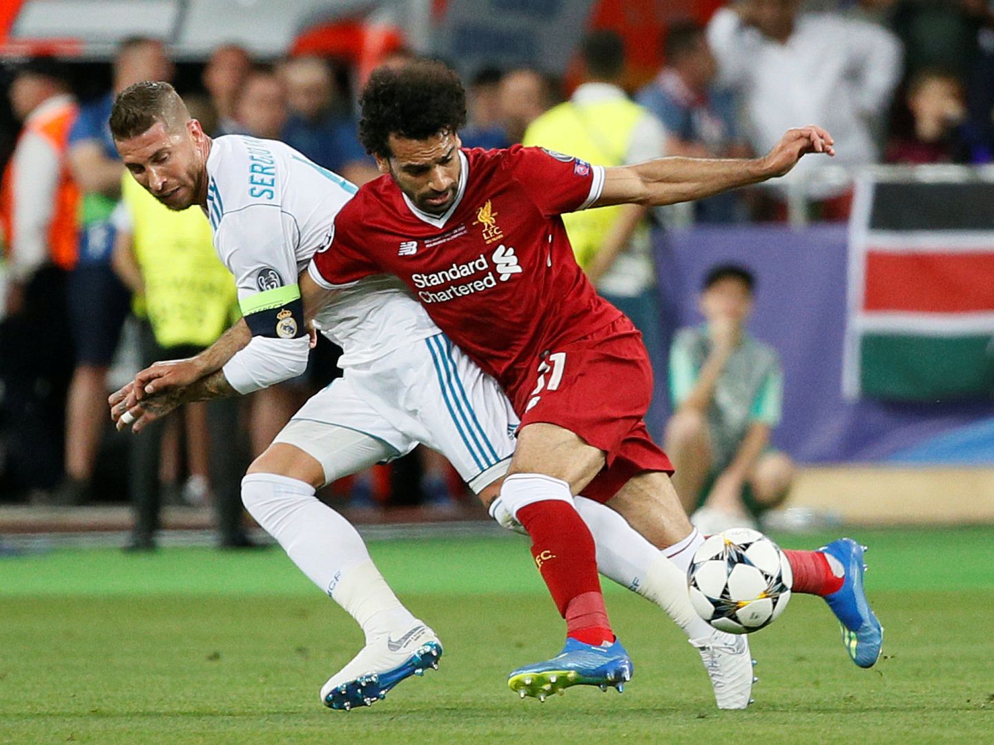 El forcejeo entre Sergio Ramos y Salah que acabó con la lesión del egipcio.