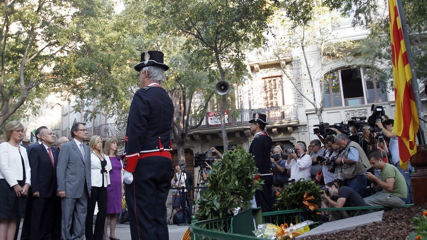 Artur Mas y su gobierno durante la ofrenda floral de la Diada, frente a la estatua de Rafael Casanova. (Reuters)