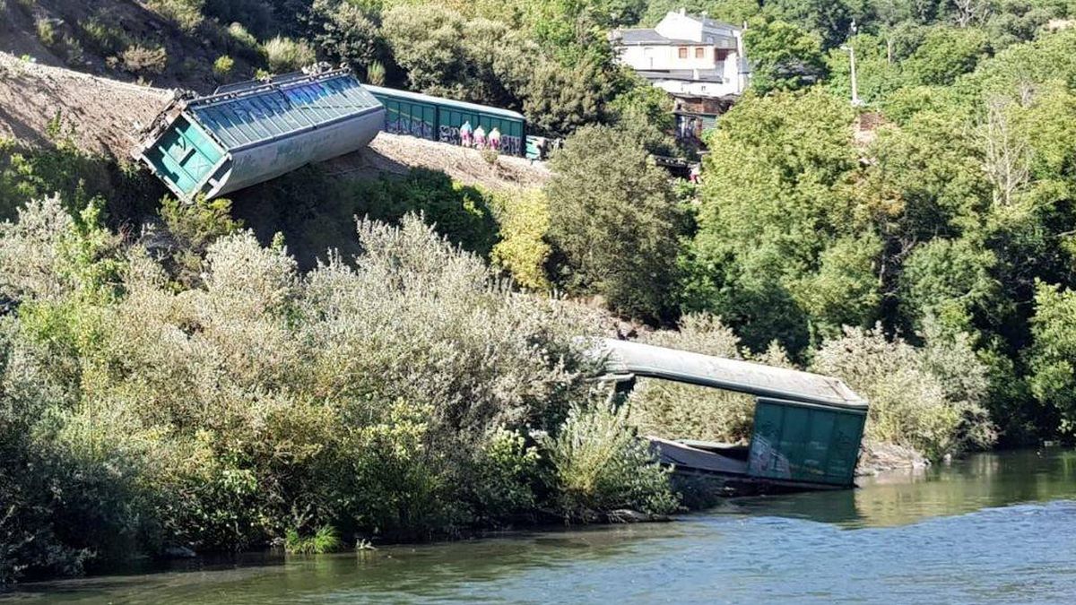Adif arroja al fondo del río Sil vagones de un tren que descarriló en Galicia