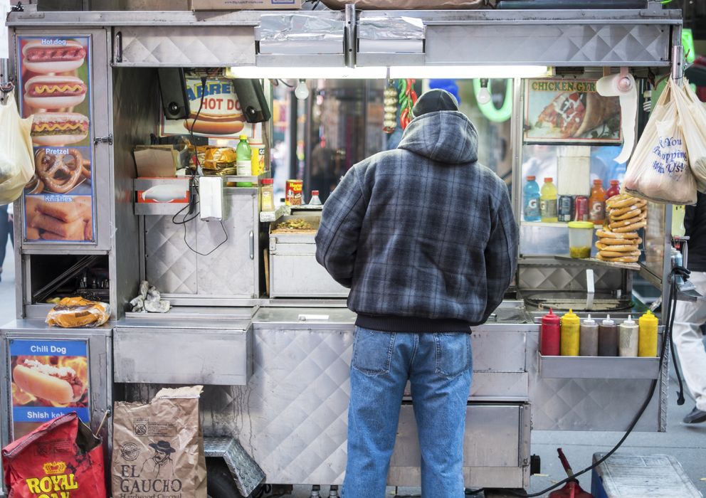 Foto: Los puestos callejeros guardan la esencia de la comida neoyorquina. (iStock)