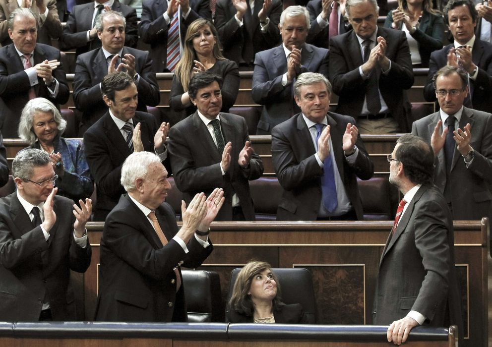 Foto: Alberto Ruiz-Gallardón (2i) y José Manuel García Margallo (3i), aplauden la intervención de Mariano Rajoy. (EFE)