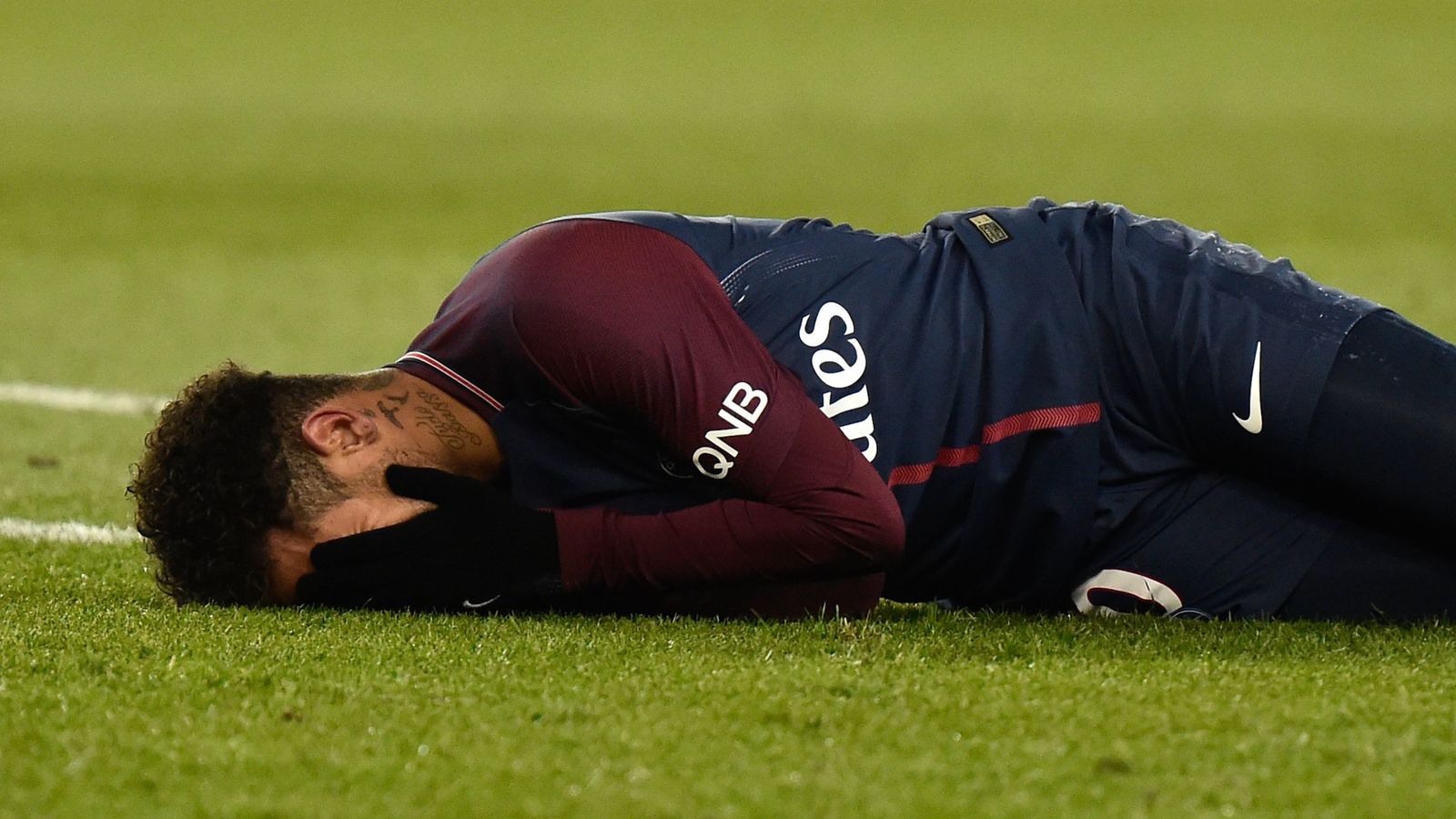 Foto: Neymar se retuerce de dolor en el césped tras su lesión ante el Olympique de Marsella. (Reuters)