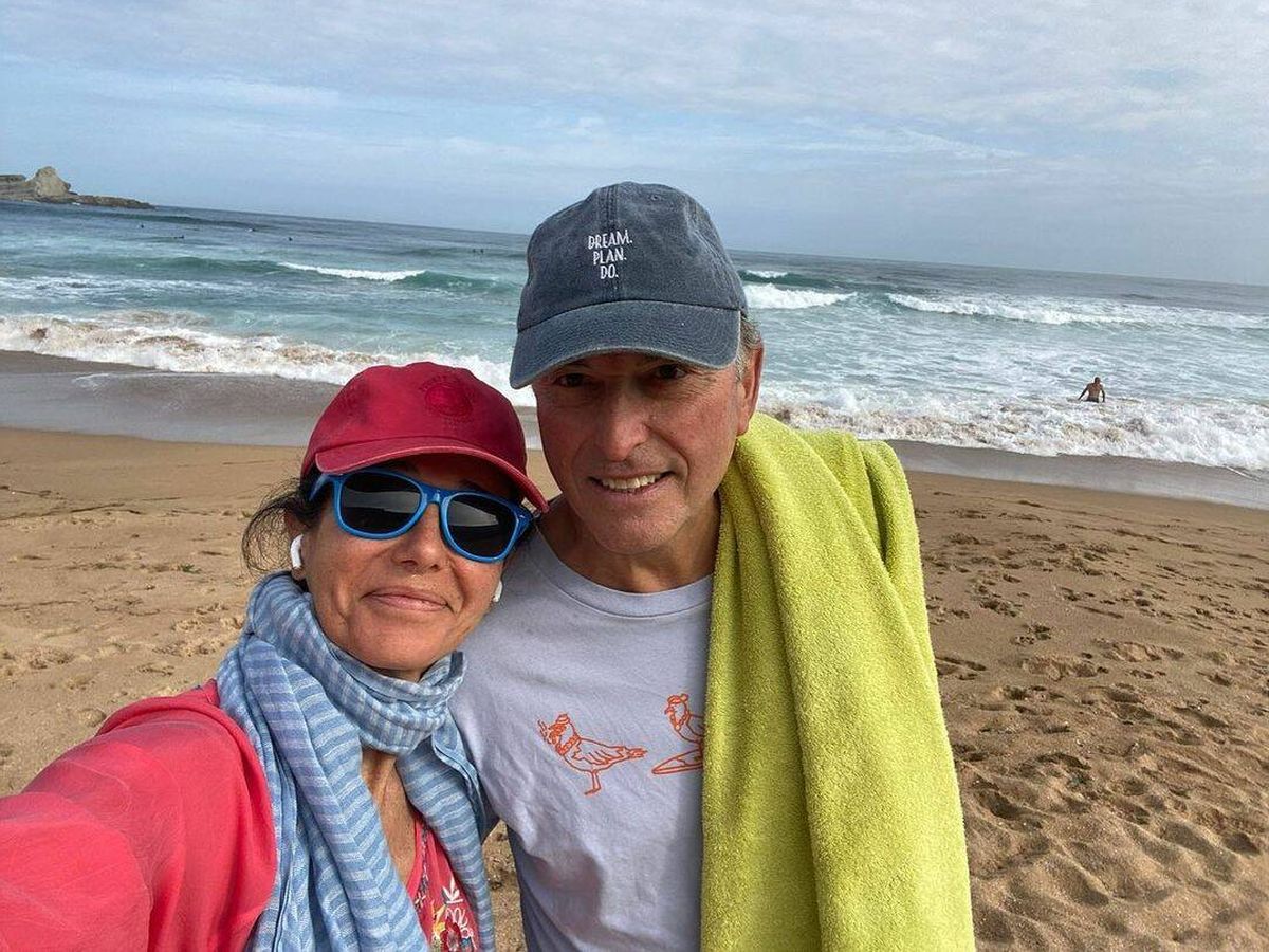 Foto: Ana Botín y Guillermo Morenés, esta semana en la playa. (Instagram)