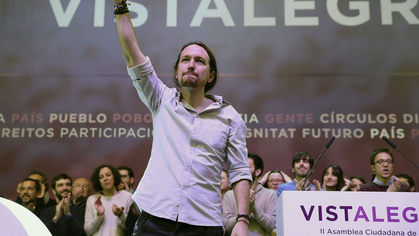 El secretario general de Podemos, Pablo Iglesias, saluda en Vistalegre en febrero de 2017. (EFE)