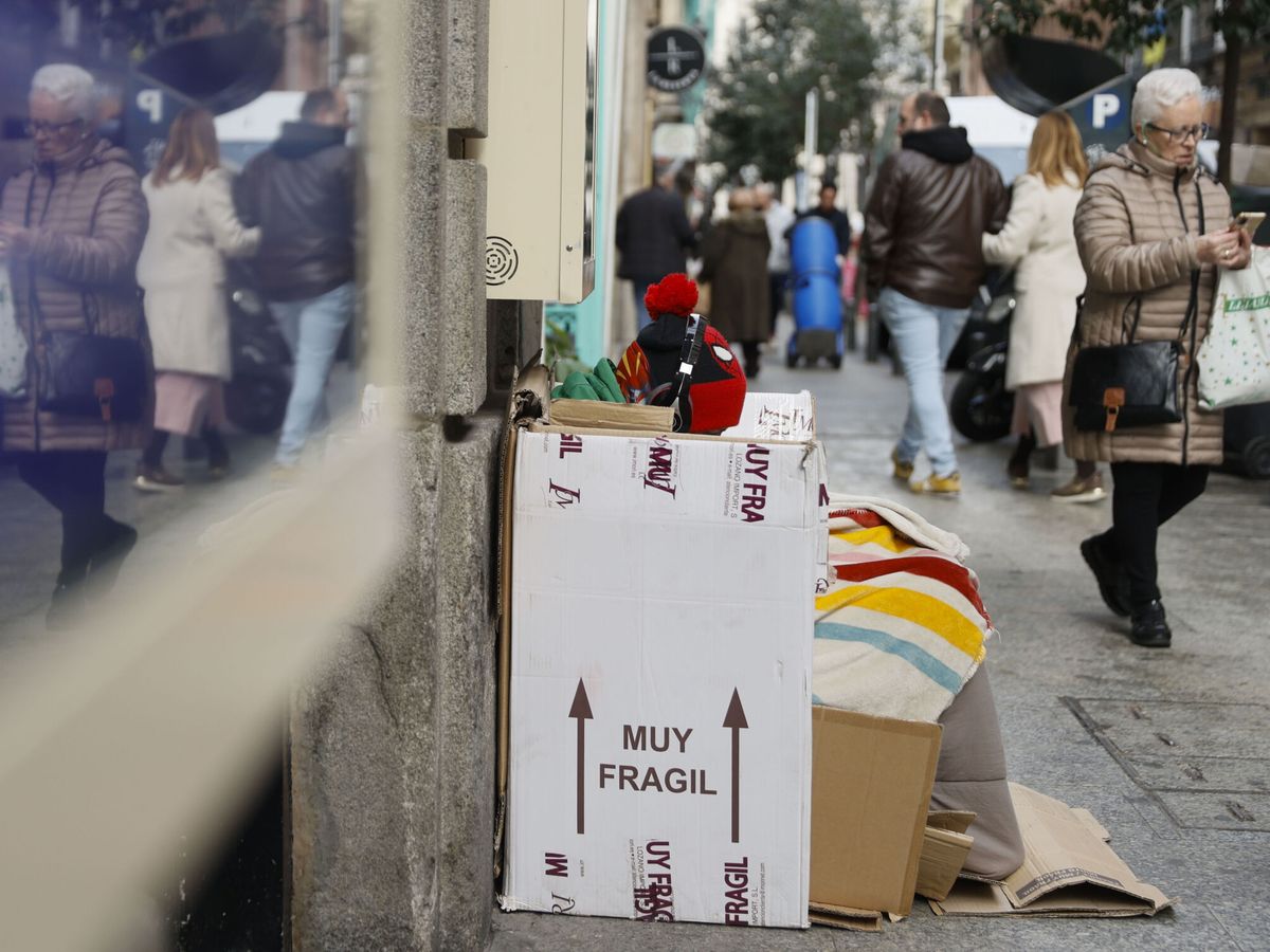 Foto: Una persona sin hogar se resguarda del frío con cartones, este enero en Madrid. (EFE/Mariscal)