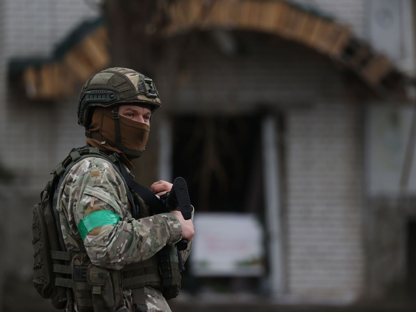 Soldado ucraniano en la ciudad de Borodianka. (EFE / Miguel Gutiérrez)