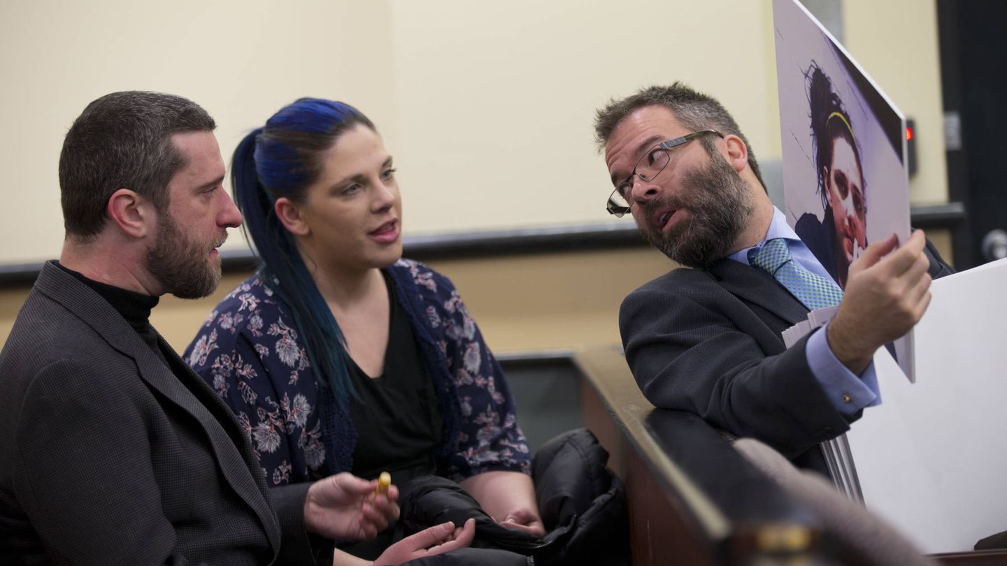  Dustin Diamond y su prometida, durante el juicio. (Getty)