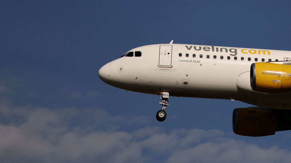 Vueling cancela 64 vuelos este domingo por la huelga de tripulantes de cabina