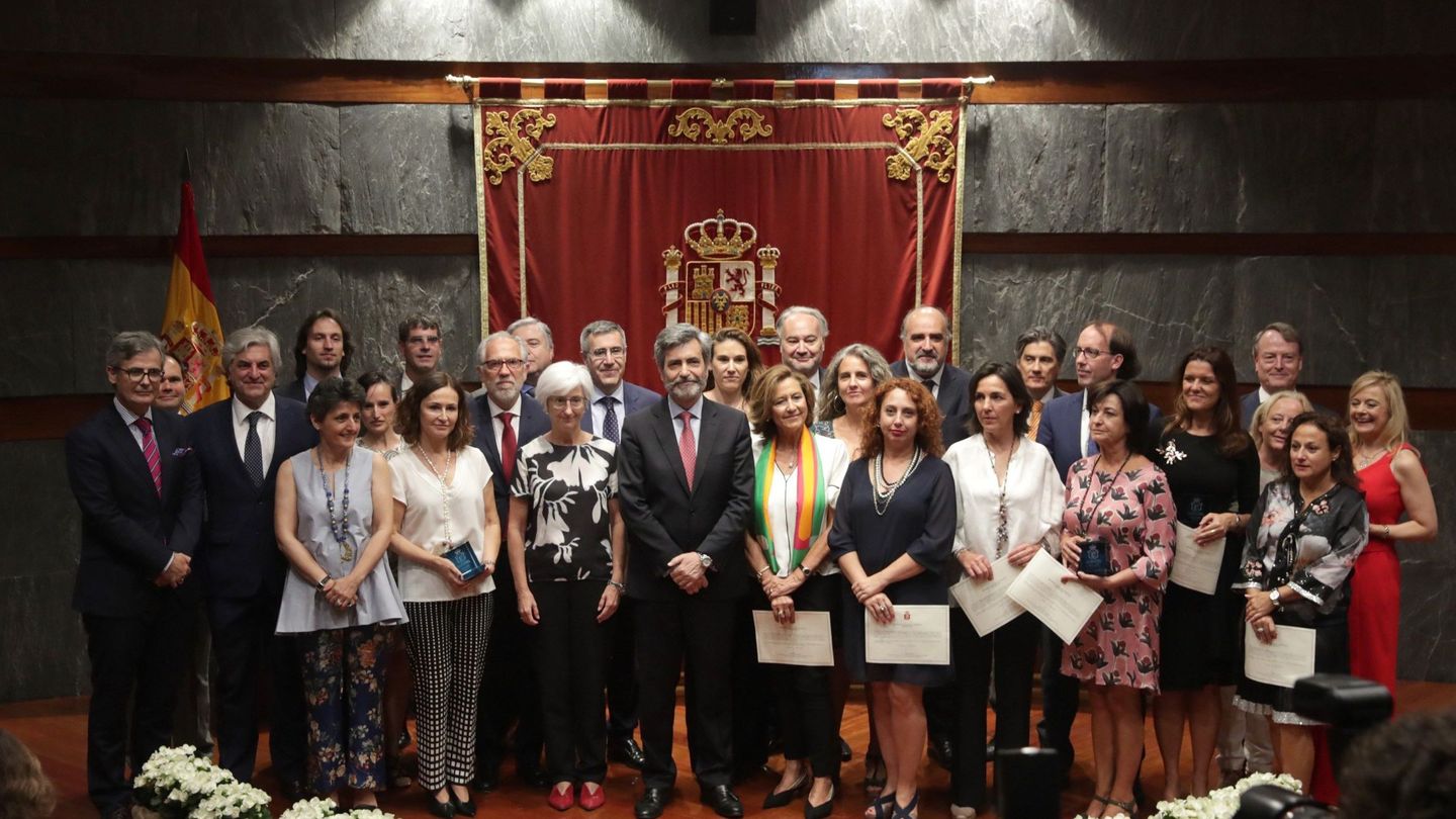 El presidente del CGPJ, Carlos Lesmes (c), posa en los premios Calidad de la Justicia. (EFE)
