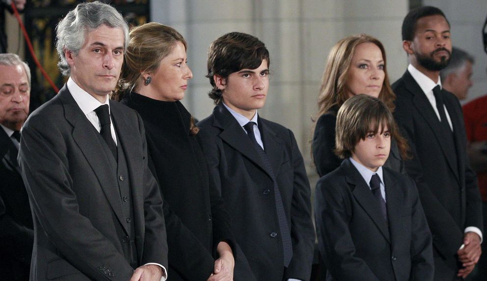 Adolfo Suárez Illana junto a su esposa Isabel Flores, sus dos hijos, su hermana Sonsoles y la pareja de esta.