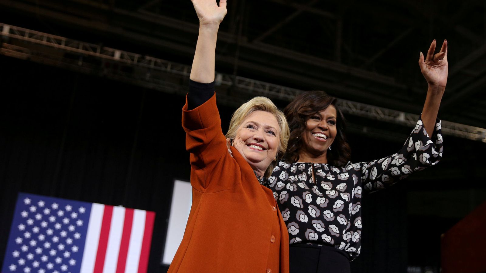 Foto: Michelle Obama, junto a Hillary Clinton, durante un mitin de campaña en Wiston-Salem, Carolina del Norte. (Reuters)