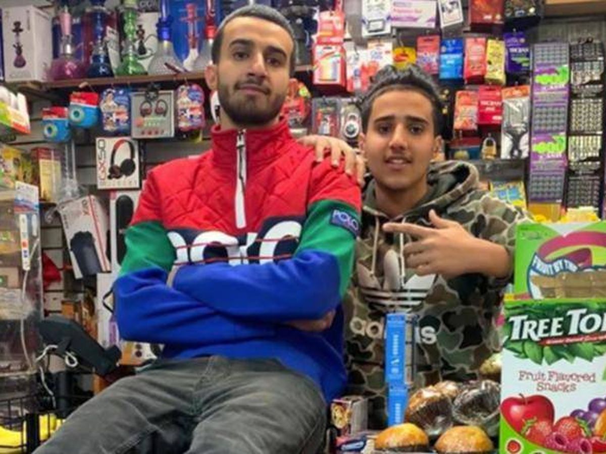 Foto: Ahmed Alwan, a la izquierda, con su hermano menor. Foto: Instagram