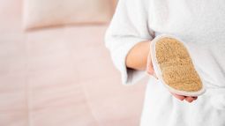 Manoplas de baño para una piel más suave: los modelos más prácticos para incorporar a tu rutina 