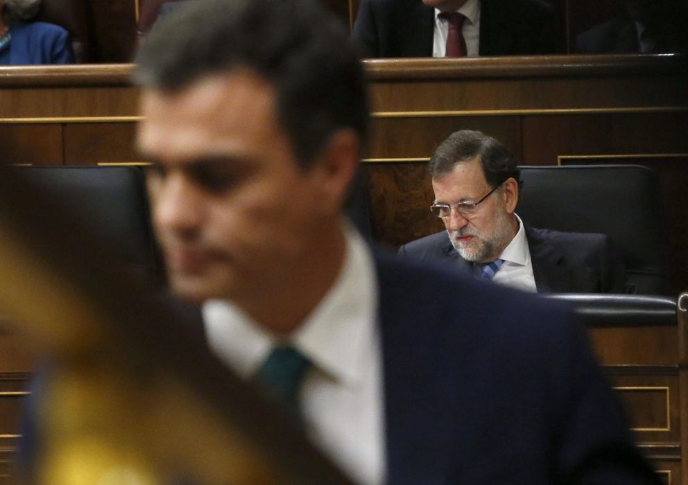 Foto: El secretario general del PSOE, Pedro Sánchez (i), tras su intervención ante el Congreso. (EFE)