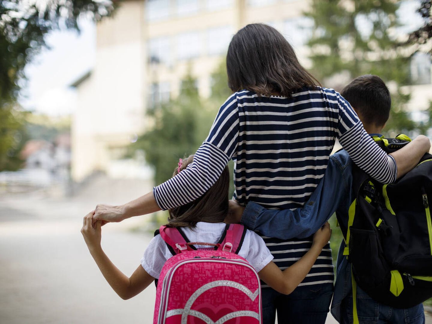 Una madre llevando a sus hijos al colegio (iStock)