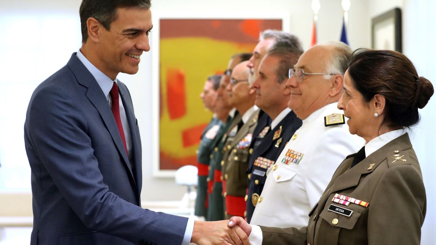 Pedro Sánchez, saludando a la general Patricia Ortega. (EFE)
