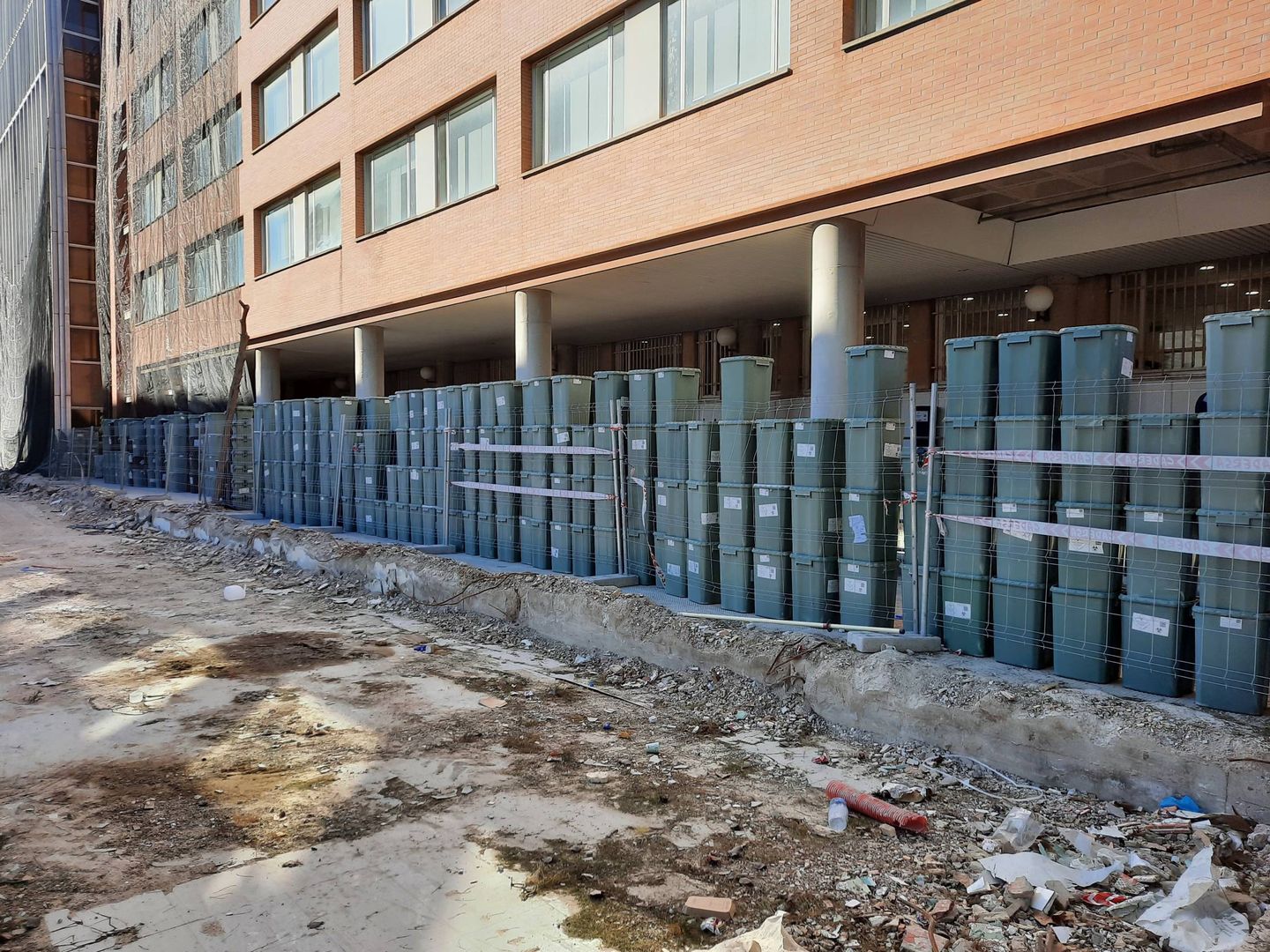 Bidones con residuos en una parcela anexa del Hospital Clínico de Valencia. 