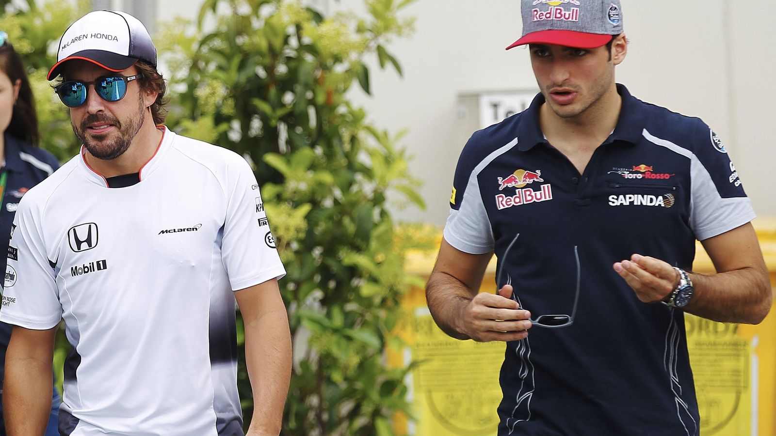 Foto: Los dos pilotos españoles demuestran su buen 'feeling' fuera de la pista.