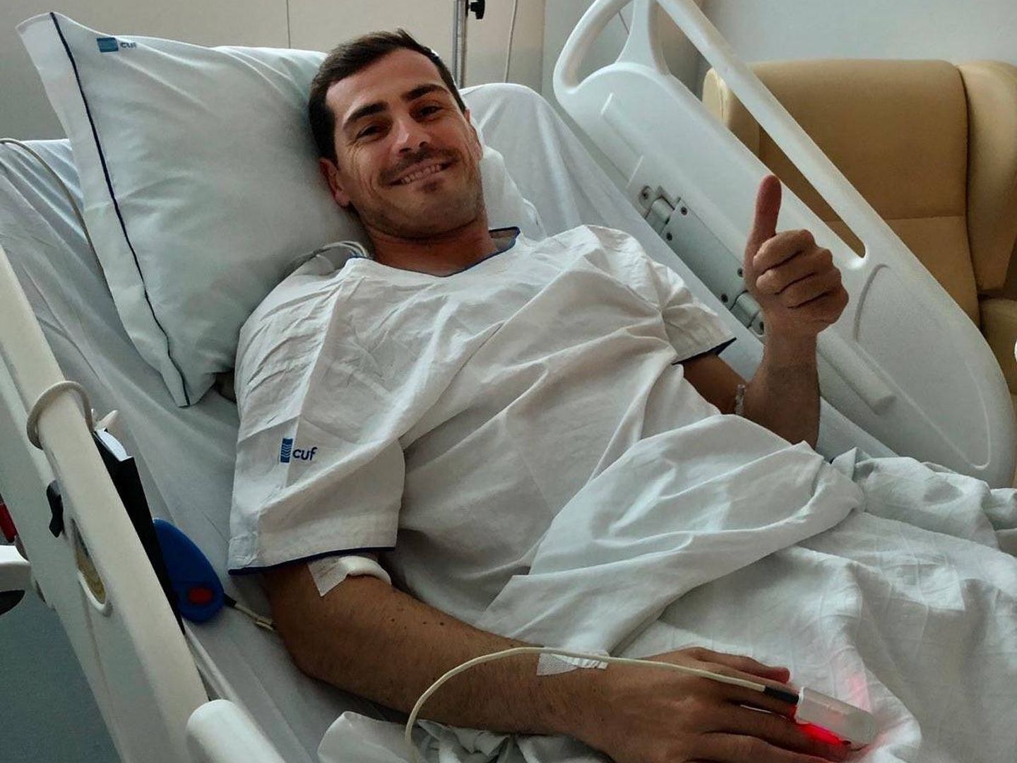 Iker Casillas, este miércoles, en el hospital de Oporto.
