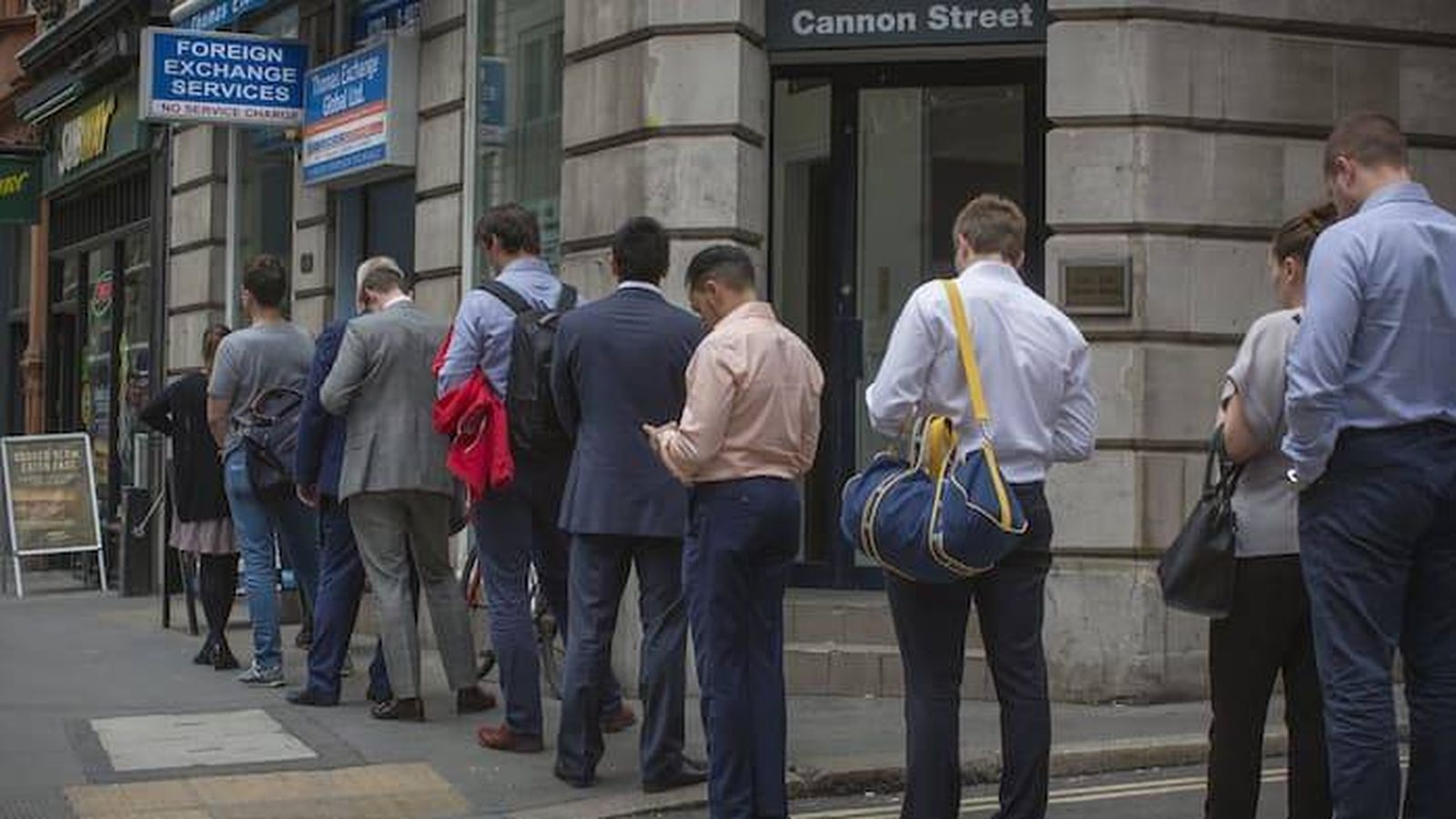 Foto: Británicos haciendo cola para cambiar divisas. (Financial Times)