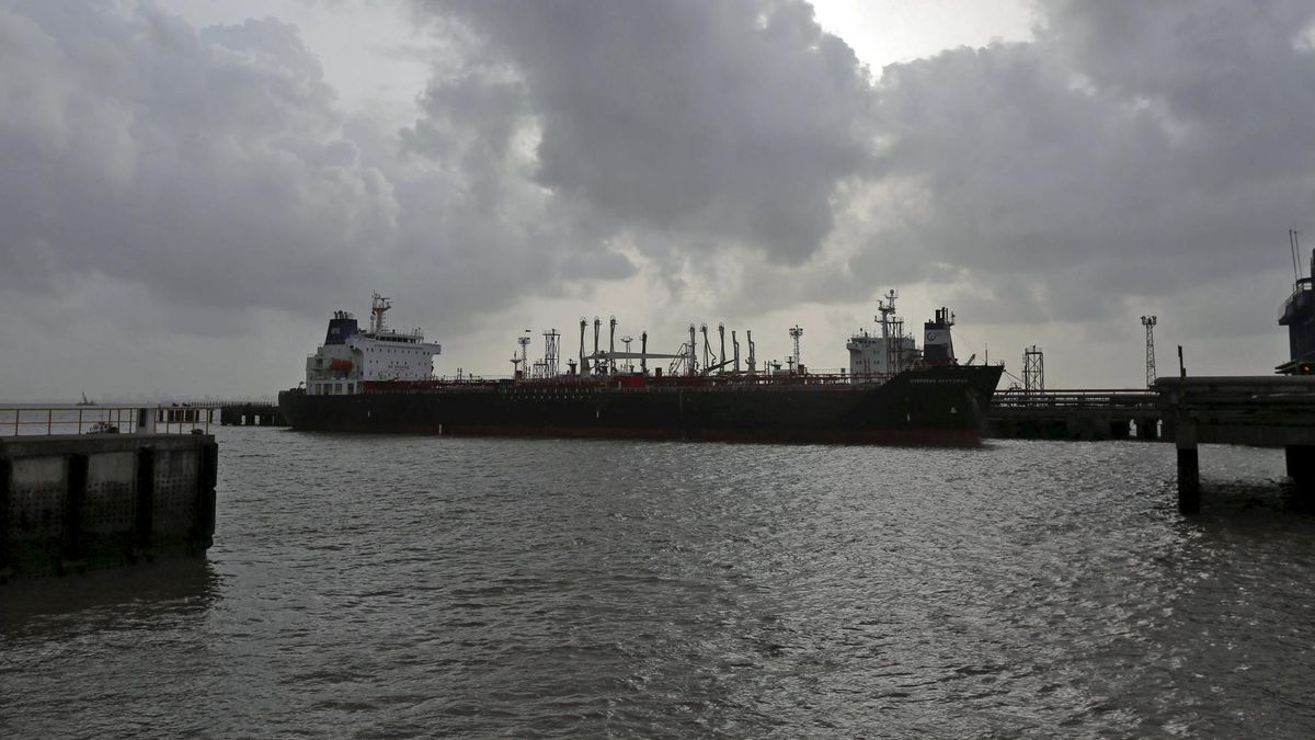 España recibe al primer petrolero de crudo iraní que llega a Europa desde las sanciones