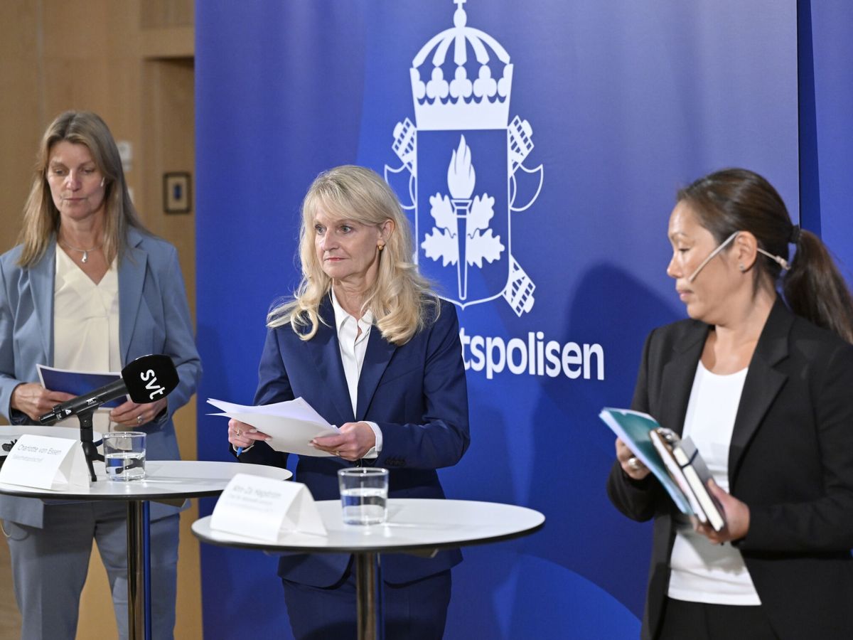 Foto: Susanna Trehorning, Charlotte von Essen y Ahn-Za Hagstrom en el momento del comunicado. (EFE/EPA/Henrik Montgomery)