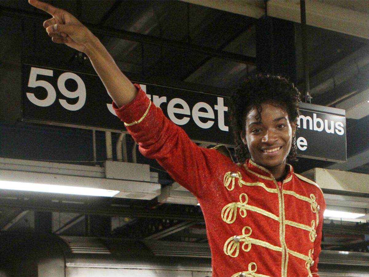 Foto: Un exmarine mata a un imitador de Michael Jackson tras estrangularle en el metro de Nueva York (Twitter: Mariela Lombard)