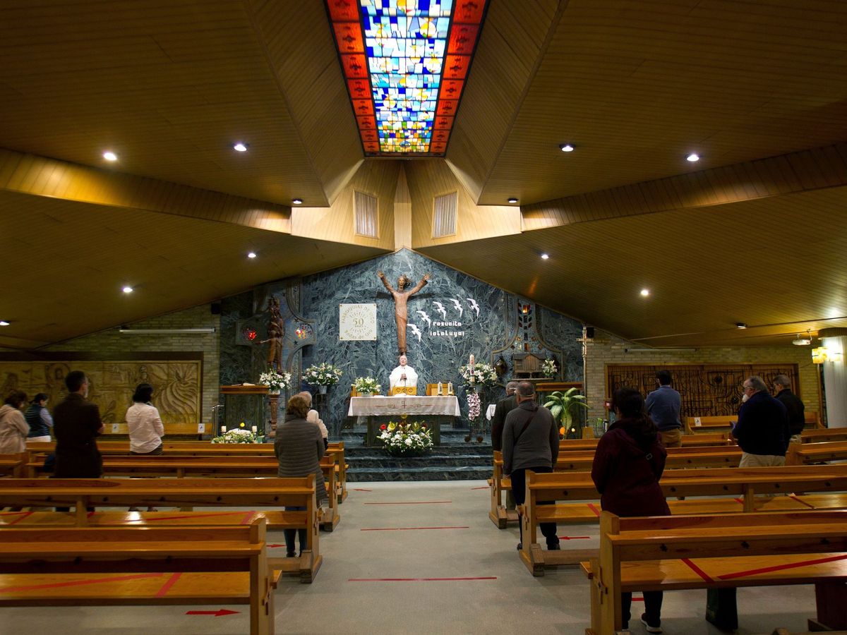Foto: Celebración de misa en la iglesia de María Auxiliadora de Vigo. (EFE)