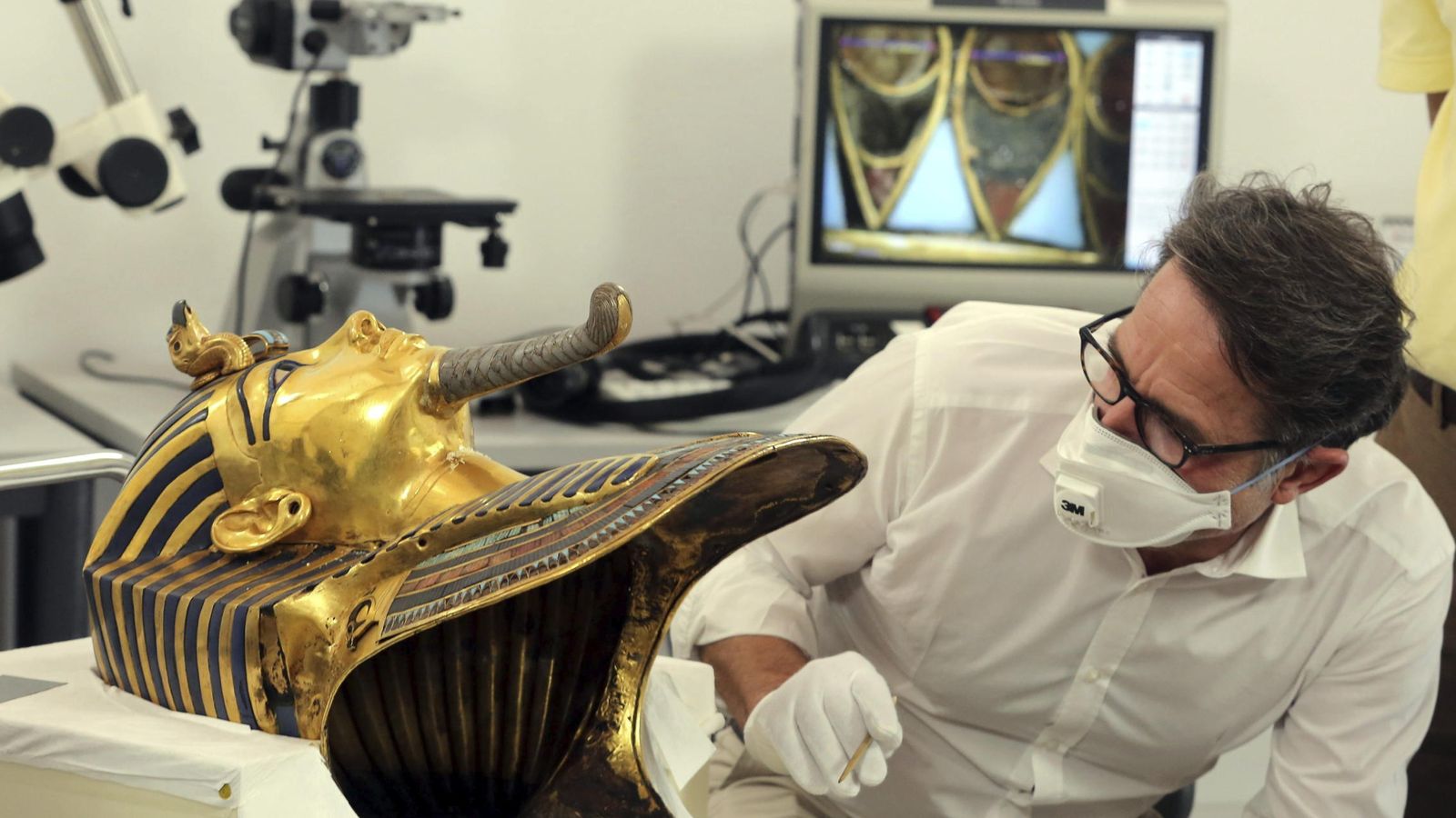Foto: Comienzan los trabajos de restauración de la máscara de oro del faraón Tutankamón (Efe/Khaled Elfiqi)