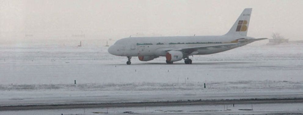 Foto: La nieve causa estragos en Madrid y obliga a Barajas a cancelar 166 vuelos