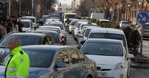 Foto: Foto de archivo de tráfico lento en Madrid. (EFE)