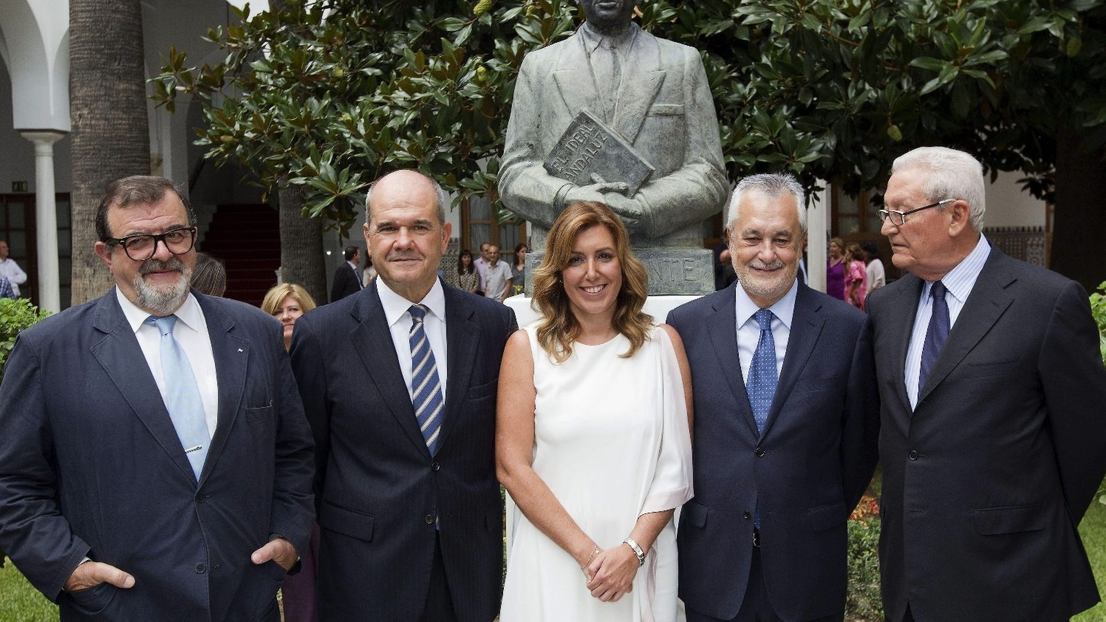 Foto: La presidenta andaluza, Susana Díaz (c), posa junto a los expresidentes andaluces, José Rodríguez de la Borbolla (i), Manuel Chaves (2i), José Antonio Griñán (2d), y Rafael Escuredo (d). (EFE)