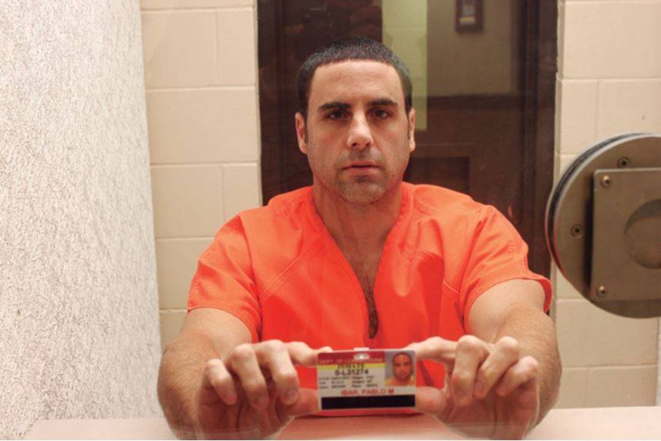 Pablo Ibar muestra su tarjeta de identificación de la prisión de Raiford (Emilio Navarro)