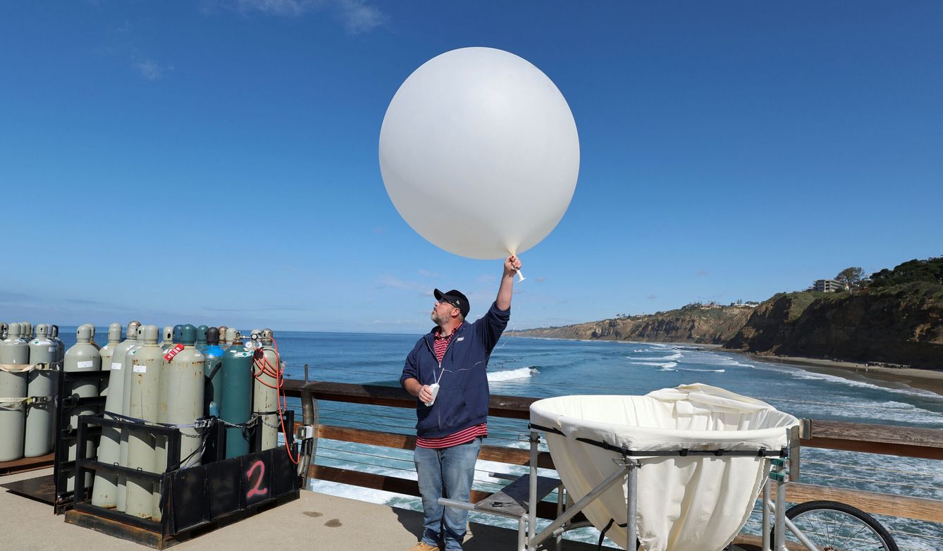 Lanzamiento de un globo sonda para el estudio del clima. (Reuters/M.Blake)