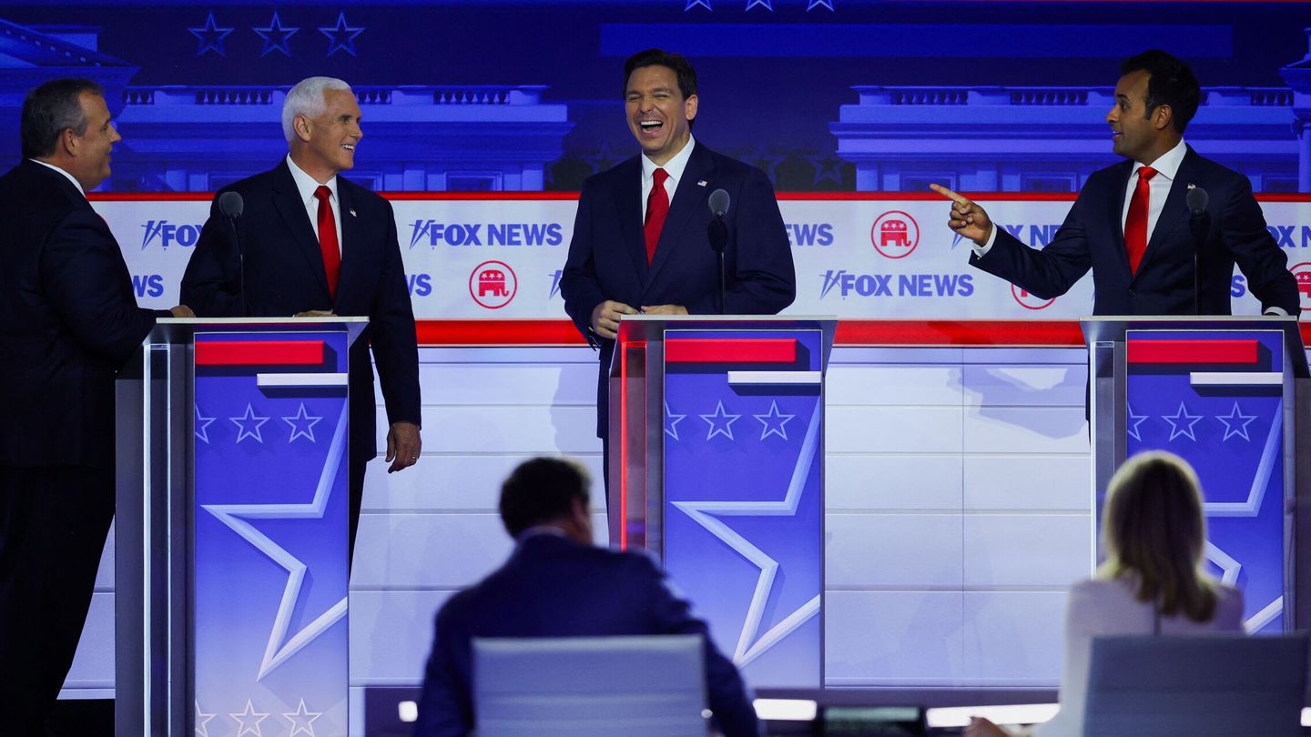 Chris Christie, Mike Pence, Vivek Ramaswamy y Ron DeSantis durante el debate. (Reuters/Brian Snyder)