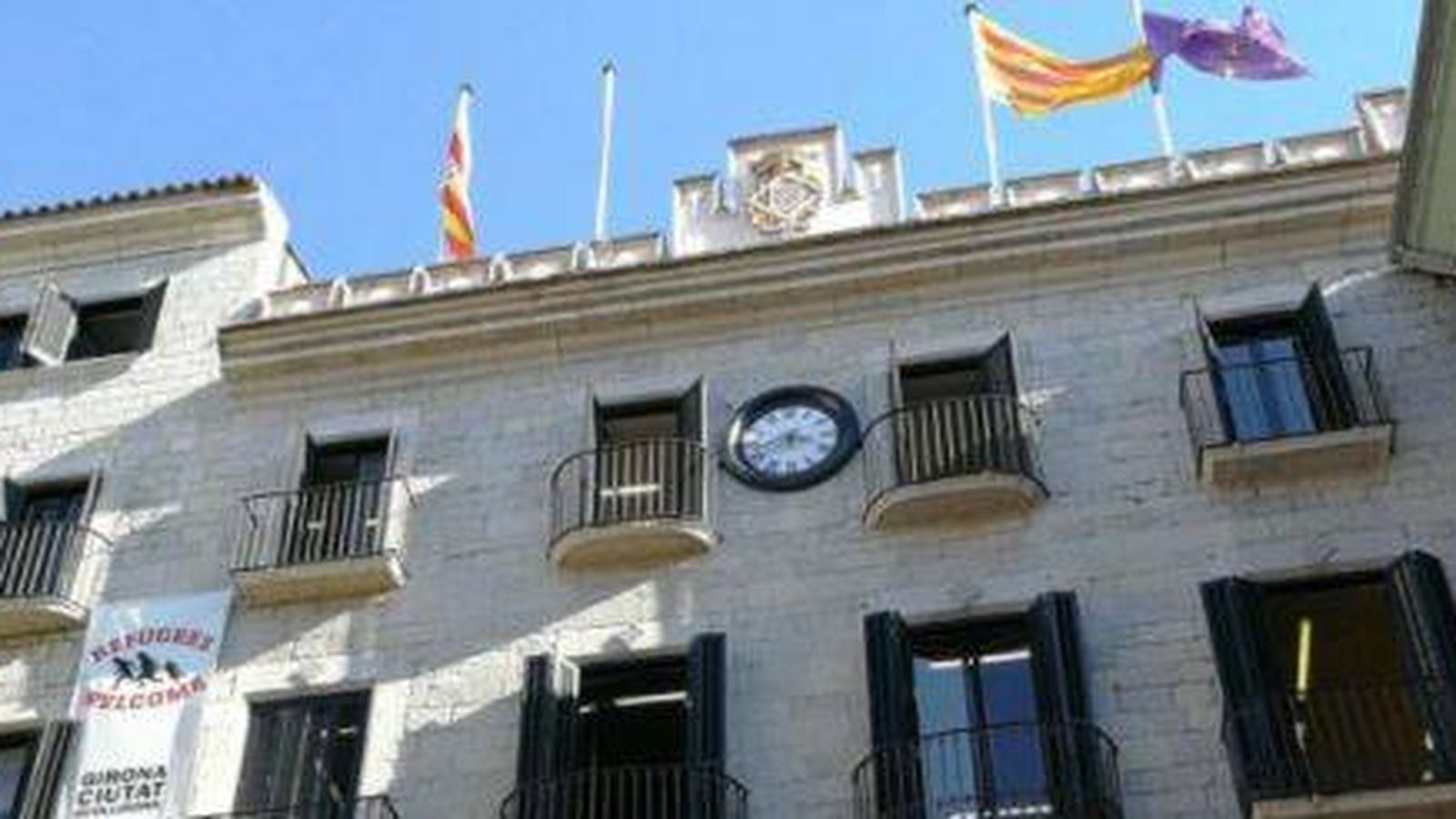 Foto: Retirada de bandera del Ayuntamiento de Gerona 