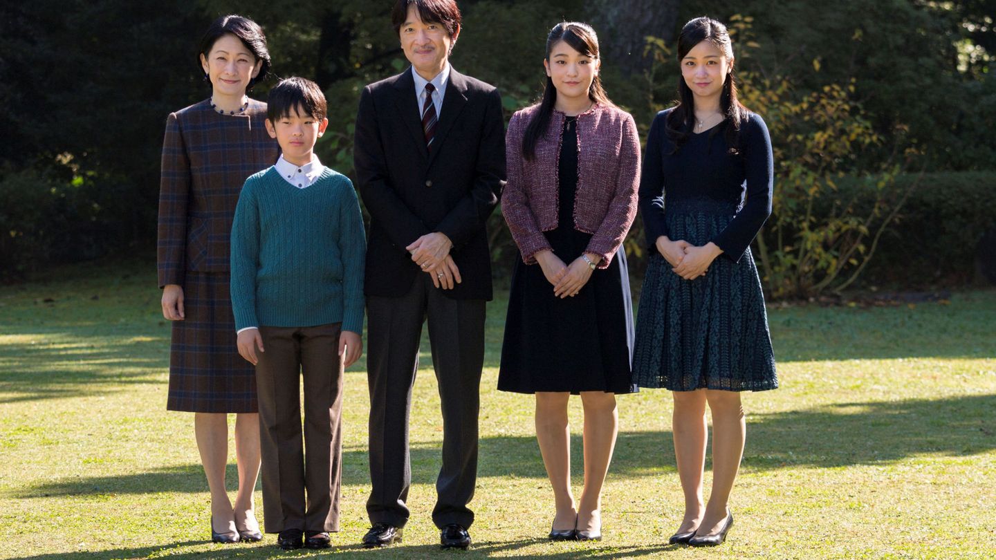 Akishino y Kiko con sus tres hijos: Mako, Kako y Hisahito. (Reuters)