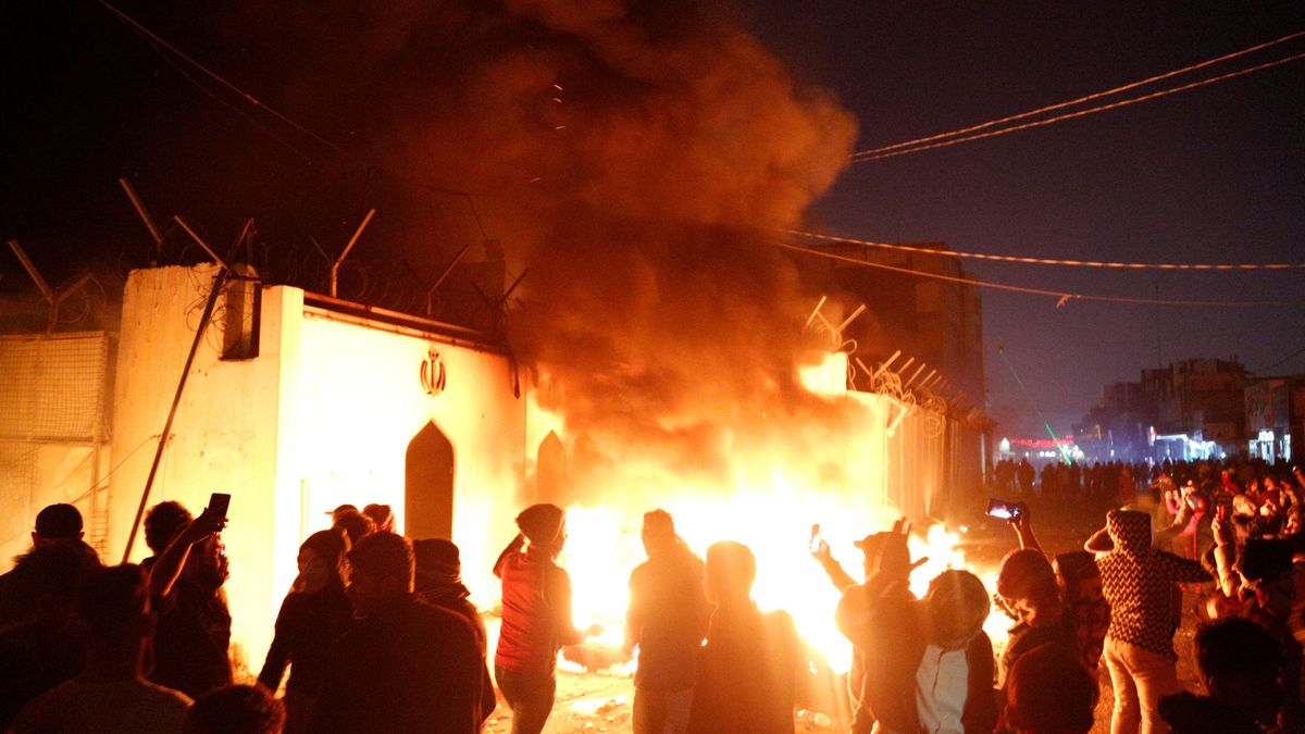 Manifestantes asaltan e incendian un consulado de Irán en ciudad chií de Irak