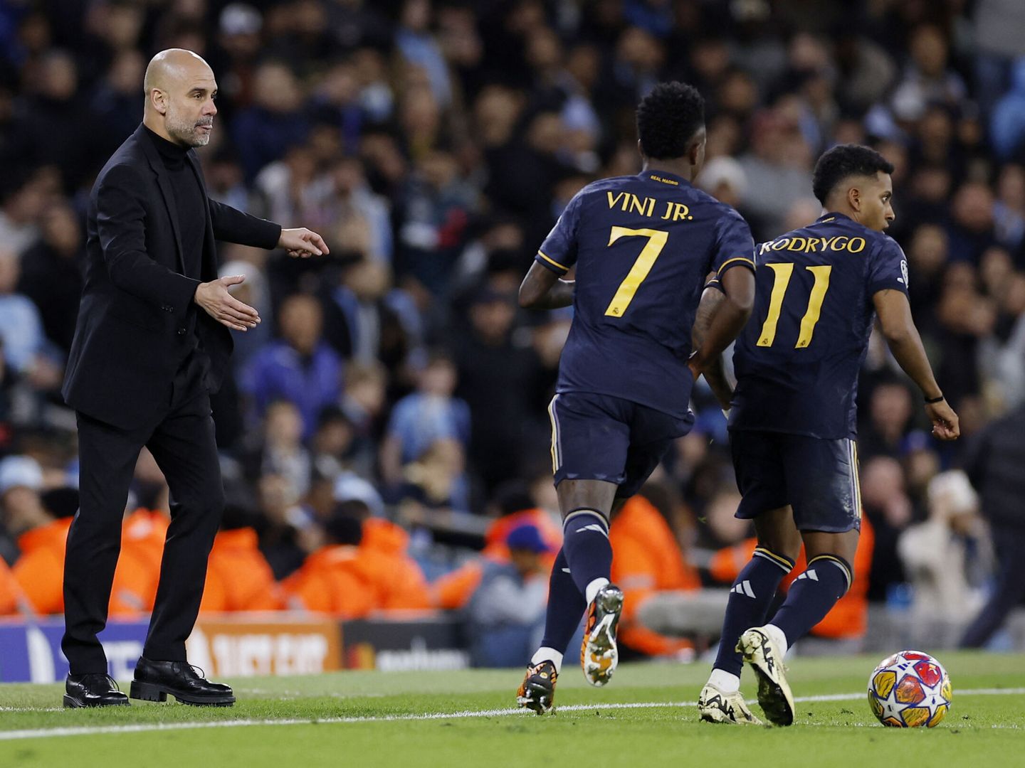 Guardiola, con Vinícius y Rodrygo durante el City-Madrid. (Reuters/Jason Cairnduff)